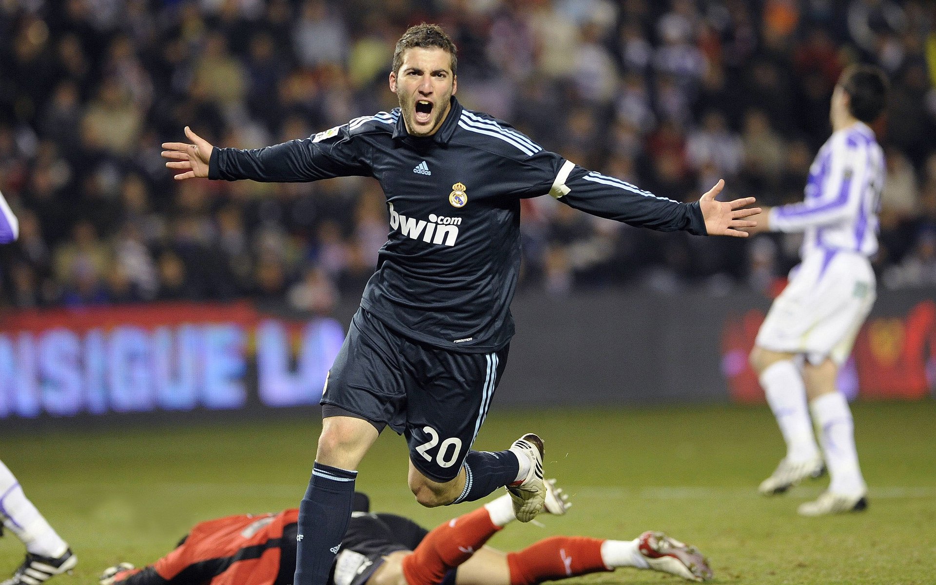 赛后战术复盘强调二点球控制成为赢球与否的关键因素，足球中的二点球